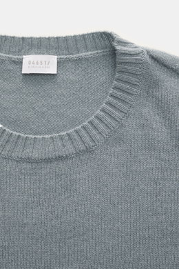 04651/ A trip in a bag Cashmere Rundhalspullover 'Extreme Cashmere Crew' rauchblau, Slim Fit, feiner Strick, Rundhalsausschnitt, weicher Griff, flexible Rippbündchen, Detailansicht von oben.