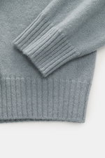 04651/ A trip in a bag Cashmere Rundhalspullover 'Extreme Cashmere Crew' rauchblau, Detailaufnahme von Ärmeln und Bund, reiner Cashmere, Slim Fit, feines Strickbild, weicher Griff, Rundhalsausschnitt, flexible Rippbündchen.