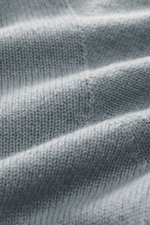 Nahaufnahme des feinen Strickbilds des rauchblauen 04651/ A trip in a bag Cashmere Rundhalspullover 'Extreme Cashmere Crew' aus reinem Cashmere mit sehr weichem Griff.