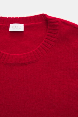 04651/ A trip in a bag Cashmere Rundhalspullover 'Extreme Cashmere Crew' rot, Nahaufnahme von oben, feiner Strick, Rundhals, Slim Fit, weicher Griff, flexible Rippbündchen, reiner Cashmere.