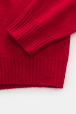 04651/ A trip in a bag Cashmere Rundhalspullover 'Extreme Cashmere Crew' rot, Nahaufnahme von Ärmel und Bund, reiner Cashmere, Slim Fit, feines Strickbild.