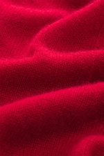 04651/ A trip in a bag Cashmere Rundhalspullover 'Extreme Cashmere Crew' rot, Detailaufnahme von feinem, weichem Strick und nahtloser Verarbeitung.