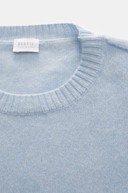 Hellblauer 04651/ A trip in a bag Cashmere Rundhalspullover 'Extreme Cashmere Crew' in Nahaufnahme von oben, feines Strickbild, Rundhalsausschnitt, Slim Fit, weicher Griff.
