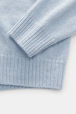 04651/ A trip in a bag Cashmere Rundhalspullover 'Extreme Cashmere Crew' hellblau, Detailaufnahme von Ärmel und Bündchen, reiner Cashmere, Slim Fit, weicher Griff.