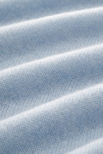Nahaufnahme des feinen, hellblauen Strickmusters des 04651/ A trip in a bag Cashmere Rundhalspullover 'Extreme Cashmere Crew' aus reinem Cashmere mit weichem Griff, Slim Fit und flexiblen Rippbündchen.
