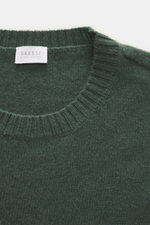 04651/ A trip in a bag Cashmere Rundhalspullover 'Extreme Cashmere Crew' dunkelgrün, Detailansicht von oben, feiner Strick, weicher Griff, Slim Fit, Rundhalsausschnitt.