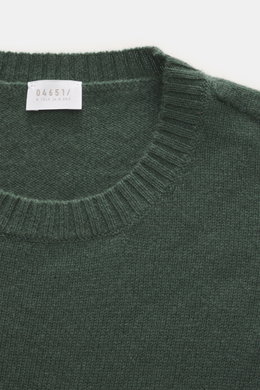 04651/ A trip in a bag Cashmere Rundhalspullover 'Extreme Cashmere Crew' dunkelgrün, Detailansicht von oben, feiner Strick, weicher Griff, Slim Fit, Rundhalsausschnitt.