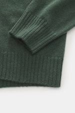 04651/ A trip in a bag Cashmere Rundhalspullover 'Extreme Cashmere Crew' dunkelgrün, Detailansicht Ärmel und Bund, feiner Strick, nahtlos, Slim Fit, weich, reiner Cashmere.