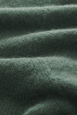 Nahaufnahme des dunkelgrünen 04651/ A trip in a bag Cashmere Rundhalspullover 'Extreme Cashmere Crew' mit feinem Strick und weichem Griff.