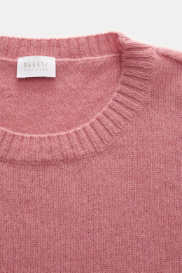 04651/ A trip in a bag Cashmere Rundhalspullover 'Extreme Cashmere Crew' mauve, Nahaufnahme von oben, feiner Strick, Rundhalsausschnitt, weicher Griff, Slim Fit