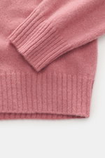 Nahaufnahme des 04651/ A trip in a bag Cashmere Rundhalspullover 'Extreme Cashmere Crew' mauve mit feinem Strick und flexiblem Rippbündchen am Ärmel.