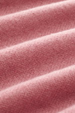 Nahaufnahme des fein gestrickten, weichen 04651/ A trip in a bag Cashmere Rundhalspullover 'Extreme Cashmere Crew' mauve aus reinem Cashmere, sichtbar luftiger Strick und fließende Struktur.