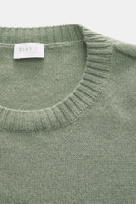 04651/ A trip in a bag Cashmere Rundhalspullover 'Extreme Cashmere Crew' hellgrün in Nahaufnahme von oben, feiner Strick, Rundhalsausschnitt, weicher Griff, Slim Fit.