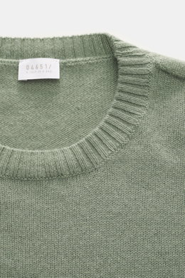 04651/ A trip in a bag Cashmere Rundhalspullover 'Extreme Cashmere Crew' hellgrün in Nahaufnahme von oben, feiner Strick, Rundhalsausschnitt, weicher Griff, Slim Fit.
