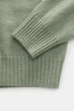 04651/ A trip in a bag Cashmere Rundhalspullover 'Extreme Cashmere Crew' hellgrün, Detailaufnahme von Ärmel und Bündchen, reiner, weicher Cashmere-Strick, Slim Fit, Rundhalsausschnitt, flexible Rippbündchen.