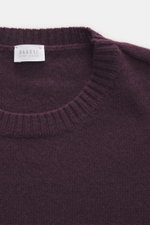 04651/ A trip in a bag Cashmere Rundhalspullover 'Extreme Cashmere Crew' violett, Nahaufnahme von oben, feines Strickbild, Rundhalsausschnitt, weicher Griff.