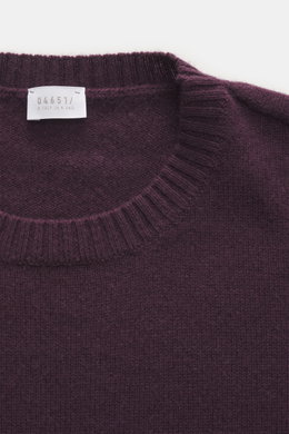 04651/ A trip in a bag Cashmere Rundhalspullover 'Extreme Cashmere Crew' violett, Nahaufnahme von oben, feines Strickbild, Rundhalsausschnitt, weicher Griff.