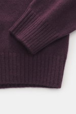 Nahaufnahme des violetten 04651/ A trip in a bag Cashmere Rundhalspullover 'Extreme Cashmere Crew' mit feinem Strick und flexiblem Rippbündchen.