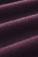 Nahaufnahme von violettem feinem Strick des 04651/ A trip in a bag Cashmere Rundhalspullover 'Extreme Cashmere Crew' aus reinem Cashmere.