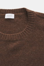 Brauner 04651/ A trip in a bag Cashmere Rundhalspullover 'Extreme Cashmere Crew' aus feinem, weichem Strick mit Rundhalsausschnitt, Nahaufnahme von oben.