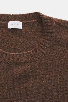 Brauner 04651/ A trip in a bag Cashmere Rundhalspullover 'Extreme Cashmere Crew' aus feinem, weichem Strick mit Rundhalsausschnitt, Nahaufnahme von oben.