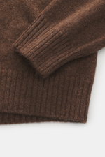Nahaufnahme des braunen 04651/ A trip in a bag Cashmere Rundhalspullover 'Extreme Cashmere Crew' von oben, weicher Slim Fit mit feinem Strick, Rippbündchen.
