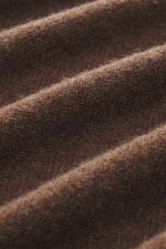 Braunes, feines Strickbild im Makro, Detailaufnahme des weichen 04651/ A trip in a bag Cashmere Rundhalspullover 'Extreme Cashmere Crew' aus reinem Cashmere.