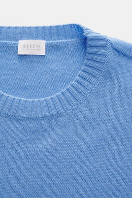 04651/ A trip in a bag Cashmere Rundhalspullover 'Extreme Cashmere Crew' blau, Detailansicht von oben, feiner Strick, weicher Griff, Slim Fit.