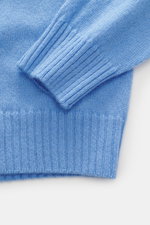 Nahaufnahme des 04651/ A trip in a bag Cashmere Rundhalspullover 'Extreme Cashmere Crew' blau mit feinem Strick, nahtlos und slim fit, von schräg oben fotografiert.