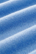 Nahaufnahme des feinen, luftigen Strickbildes in Blau aus reinem Cashmere des 04651/ A trip in a bag Cashmere Rundhalspullover 'Extreme Cashmere Crew'.