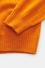 04651/ A trip in a bag Cashmere Rundhalspullover 'Extreme Cashmere Crew' orange, Detailaufnahme von Ärmel und Bund, reiner Cashmere, Slim Fit.