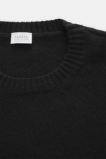 Nahaufnahme des schwarzen 04651/ A trip in a bag Cashmere Rundhalspullover 'Extreme Cashmere Crew' mit Rundhalsausschnitt und weichem, feinem Strick aus reinem Cashmere.