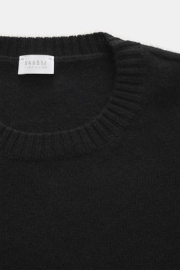Nahaufnahme des schwarzen 04651/ A trip in a bag Cashmere Rundhalspullover 'Extreme Cashmere Crew' mit Rundhalsausschnitt und weichem, feinem Strick aus reinem Cashmere.