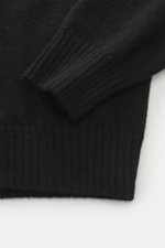 Schwarzes Detailfoto des 04651/ A trip in a bag Cashmere Rundhalspullover 'Extreme Cashmere Crew' mit feinem Strick, Slim Fit und flexiblen Rippbündchen.