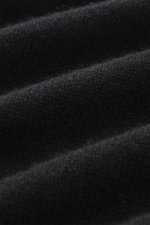 Nahaufnahme des feinen, weichen Strickbilds in Schwarz des 04651/ A trip in a bag Cashmere Rundhalspullover 'Extreme Cashmere Crew'.