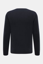 Rückansicht des navyfarbenen 04651/ A trip in a bag Rundhalspullovers 'Molly Crew' mit weicher Bouclé-Struktur aus Merinowolle, Slim Fit und flexiblen Rippbündchen.