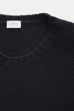 Nahaufnahme des Rundhalsausschnitts und Labels des 04651/ A trip in a bag Rundhalspullovers 'Molly Crew' navy mit weicher Bouclé-Struktur