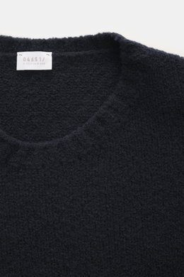 Nahaufnahme des Rundhalsausschnitts und Labels des 04651/ A trip in a bag Rundhalspullovers 'Molly Crew' navy mit weicher Bouclé-Struktur