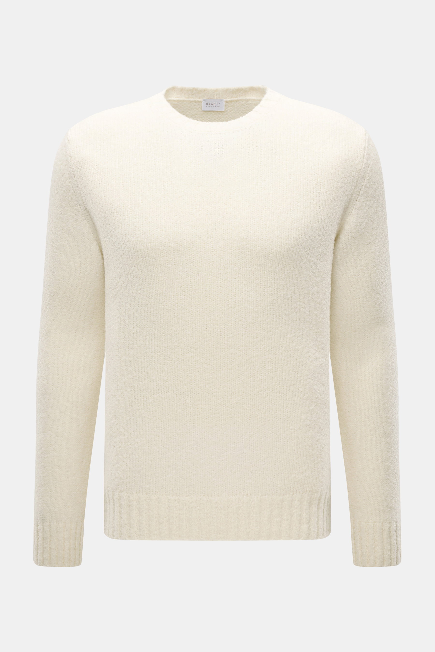 Frontale Nahaufnahme des cremefarbenen 04651/ A trip in a bag Rundhalspullovers 'Molly Crew' mit weicher Bouclé-Struktur, Slim Fit, Rundhalsausschnitt und flexiblen Rippbündchen aus Merinowolle und Microfaser.