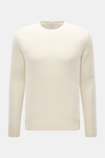 Frontale Nahaufnahme des cremefarbenen 04651/ A trip in a bag Rundhalspullovers 'Molly Crew' mit weicher Bouclé-Struktur, Slim Fit, Rundhalsausschnitt und flexiblen Rippbündchen aus Merinowolle und Microfaser.