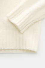 Nahaufnahme des 04651/ A trip in a bag Rundhalspullovers 'Molly Crew' creme, Slim Fit, weiche Bouclé-Struktur, Rippbündchen, mittelfeiner Strick.