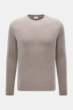 Frontansicht des taupefarbenen 04651/ A trip in a bag Rundhalspullover 'Molly Crew' mit weichem Bouclé-Strick, Slim Fit und Rippbündchen.