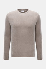 Frontansicht des taupefarbenen 04651/ A trip in a bag Rundhalspullover 'Molly Crew' mit weichem Bouclé-Strick, Slim Fit und Rippbündchen.