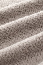 Nahaufnahme der weichen Bouclé-Struktur des 04651/ A trip in a bag Rundhalspullovers 'Molly Crew' taupe, Detailansicht von oben.