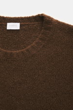 Brauner 04651/ A trip in a bag Rundhalspullover 'Molly Crew' in Nahaufnahme von oben mit weicher Bouclé-Struktur aus Merinowolle, Slim Fit und Rundhalsausschnitt.