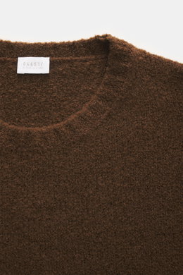 Brauner 04651/ A trip in a bag Rundhalspullover 'Molly Crew' in Nahaufnahme von oben mit weicher Bouclé-Struktur aus Merinowolle, Slim Fit und Rundhalsausschnitt.