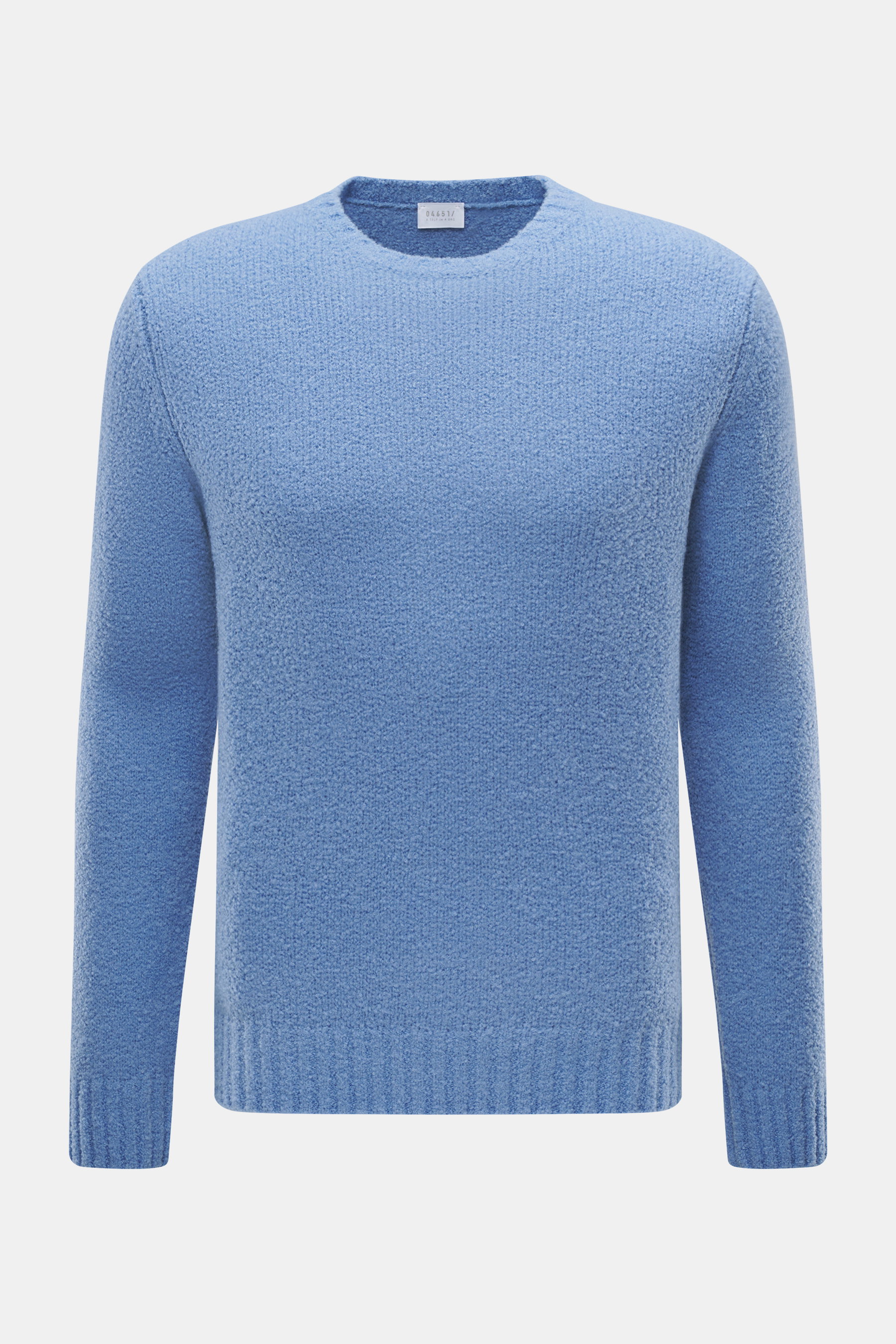 Frontansicht des 04651/ A trip in a bag Rundhalspullover 'Molly Crew' rauchblau mit weicher Bouclé-Struktur, Slim Fit und Rippbündchen.