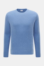 Frontansicht des 04651/ A trip in a bag Rundhalspullover 'Molly Crew' rauchblau mit weicher Bouclé-Struktur, Slim Fit und Rippbündchen.