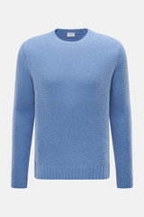 Frontansicht des 04651/ A trip in a bag Rundhalspullover 'Molly Crew' rauchblau mit weicher Bouclé-Struktur, Slim Fit und Rippbündchen.