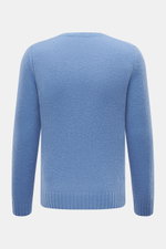 Rückansicht des 04651/ A trip in a bag Rundhalspullover 'Molly Crew' rauchblau mit weichem Bouclé-Strick, Slim Fit und flexiblen Rippbündchen.
